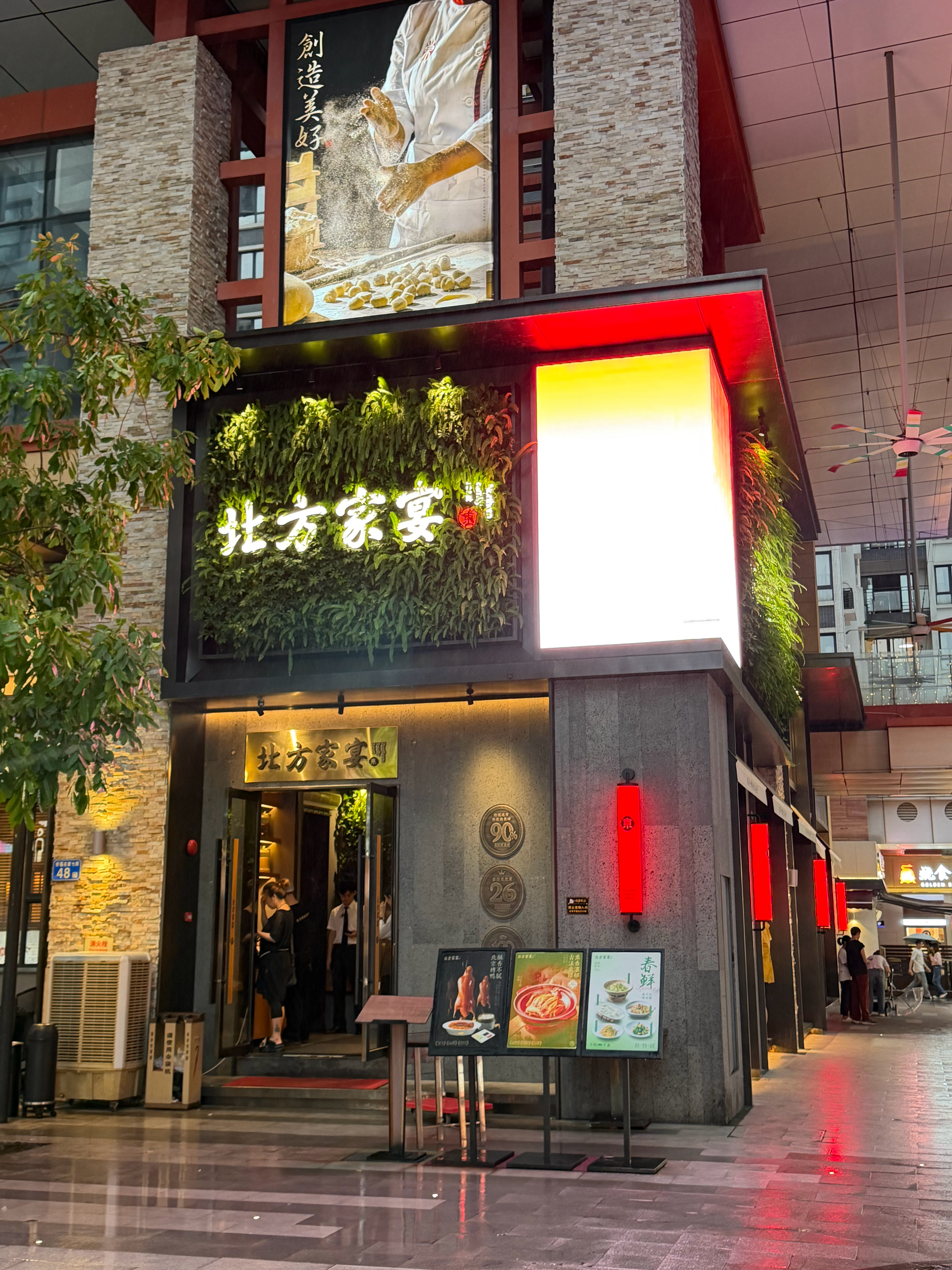 在南方呆多了，我几乎很少去吃商场里的连锁餐厅，但这家店真的推荐，正宗，透明厨房，