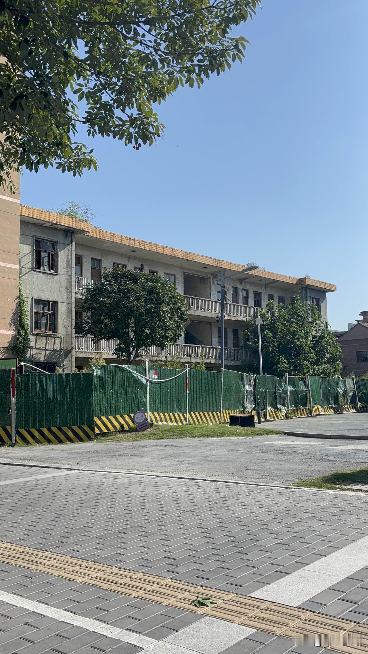 蓝田蓝新路南边这楼，有些年代了，这原来是什么单位，这楼应该是上世纪八十年代盖的，