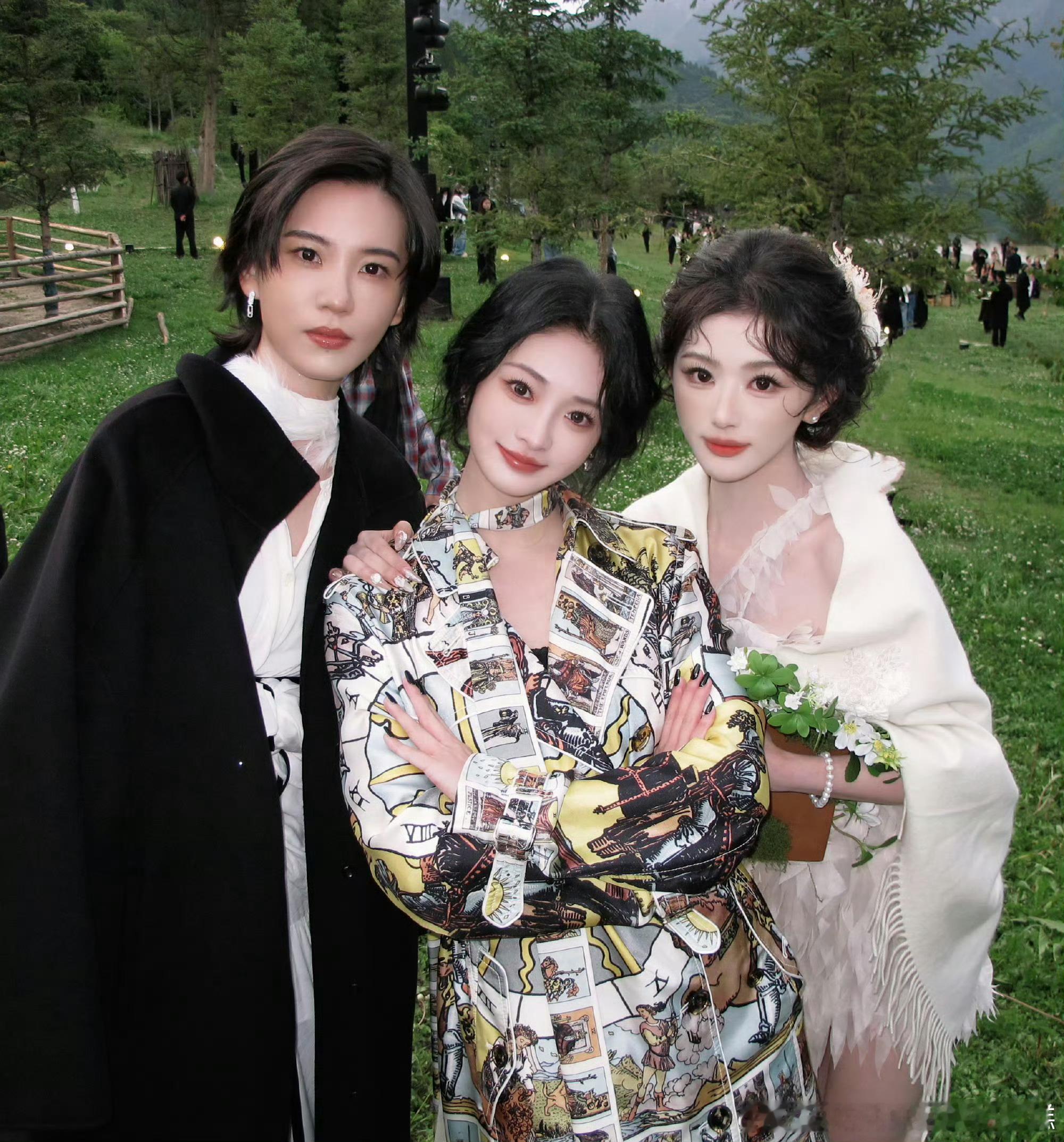 周洁琼vogue晚宴到处集邮周洁琼绝对社交小能手啊，vogue晚宴到处集邮，俊男