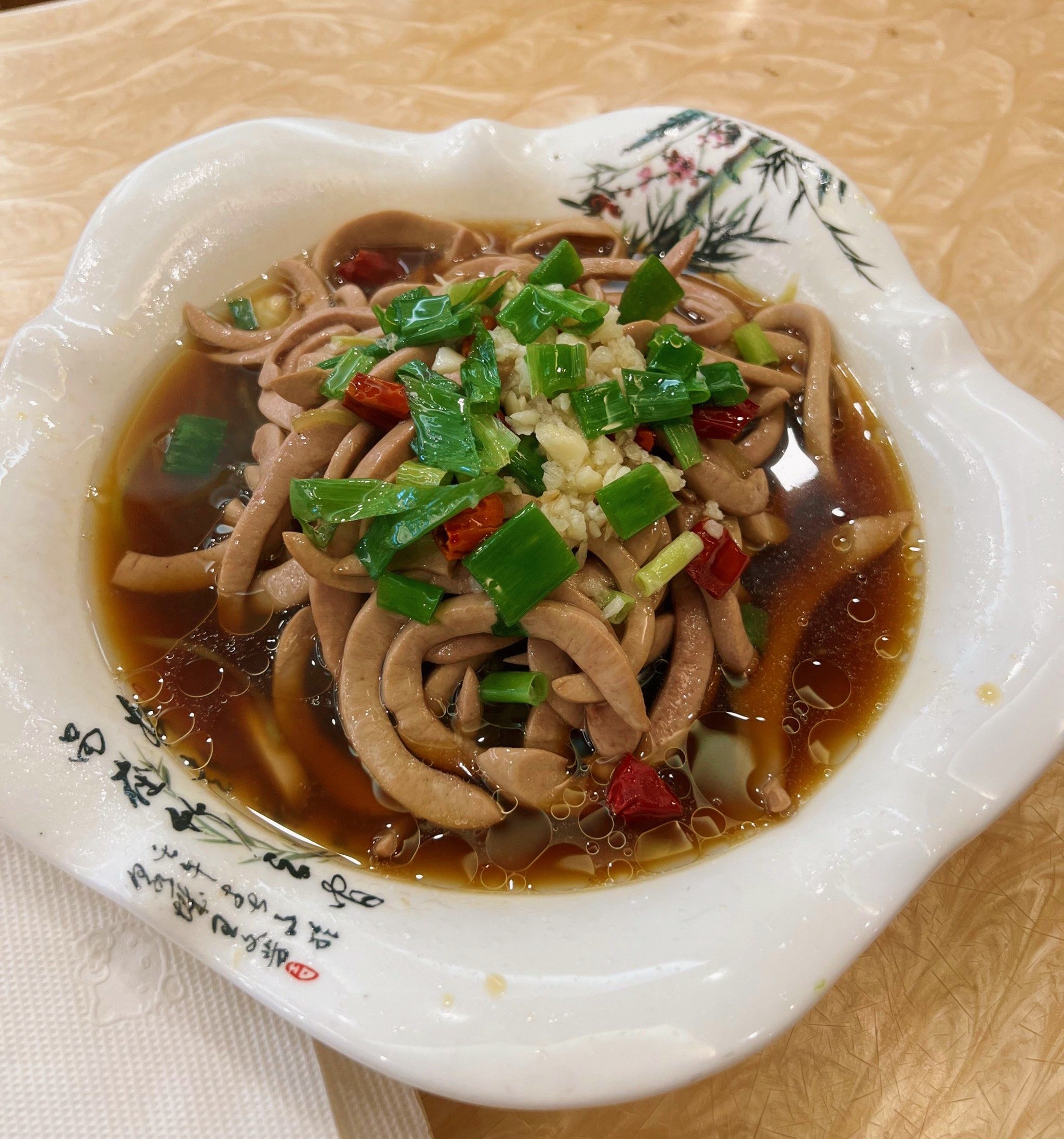 今日份午餐好久没有吃新天厨了中午又吃到了我心心念念的水煮鳝片了点了莴笋炝腰丝 糖