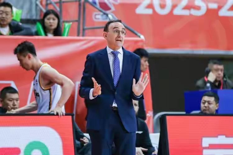 左边是辽篮代理主教练乌戈 右边是前辽篮主教练杨鸣

乌戈，1975年出生于西班牙