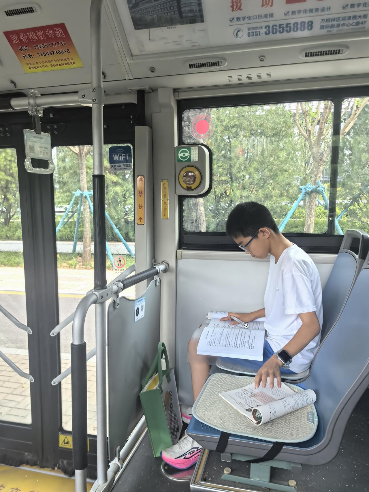 自古英雄出少年！
在公交车上，我目睹了极为惊人的一幕。一位少年既不玩手机，也不看