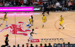 范弗里特反击抛投帮助火箭117-115反超步行者
北京时间12月27日，火箭与步