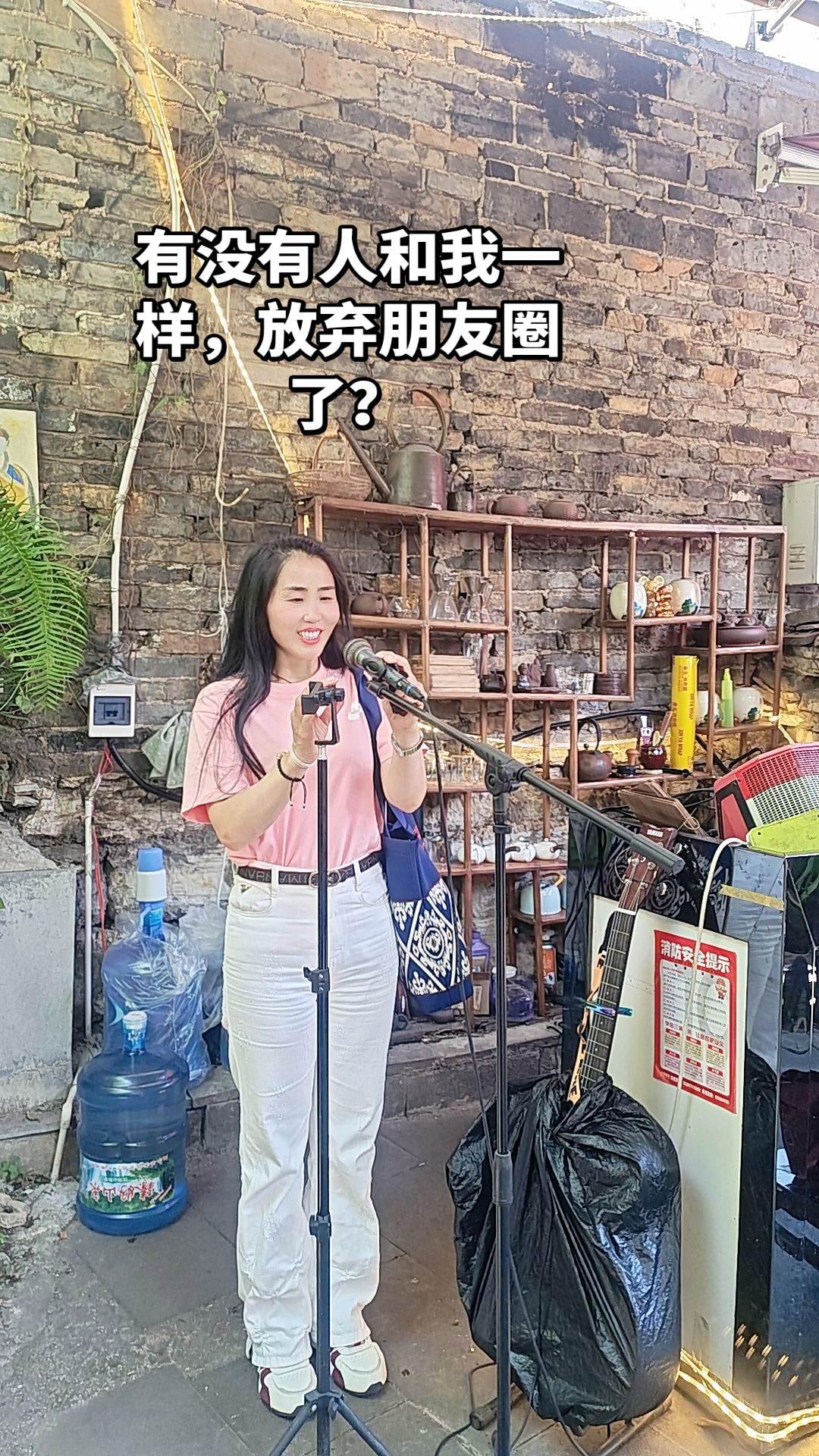 渐渐不爱发朋友圈，习惯在抖音记录生活与感悟。
不在乎点赞浏览，屏蔽纷扰，偏爱这份