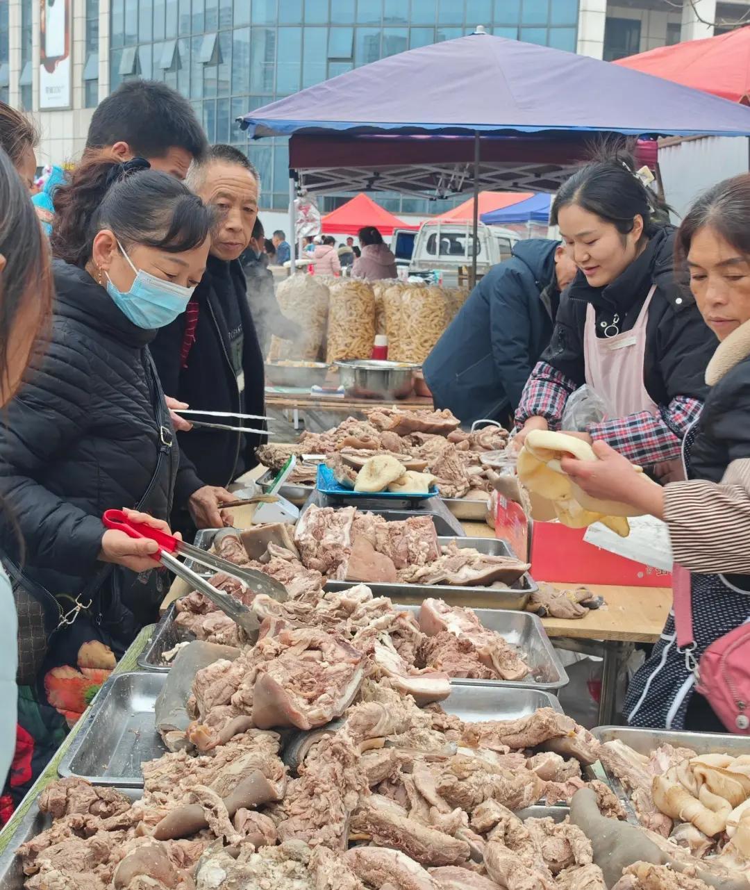 要说最近绥阳县的智慧文化广场，那可真是热闹非凡！冬至那天，一场“城市赶集”活动，