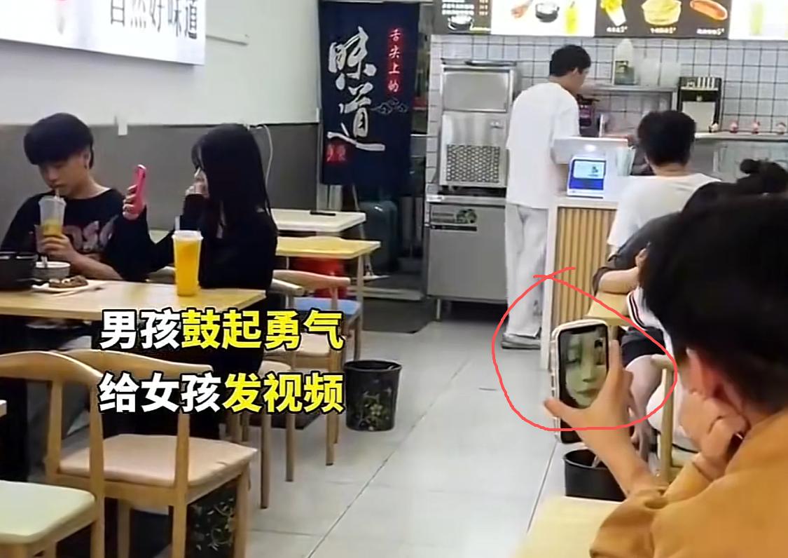 小伙在餐馆里，满心欢喜鼓起勇气给女朋友打视频电话，满心期待能聊上几句。万万没想到