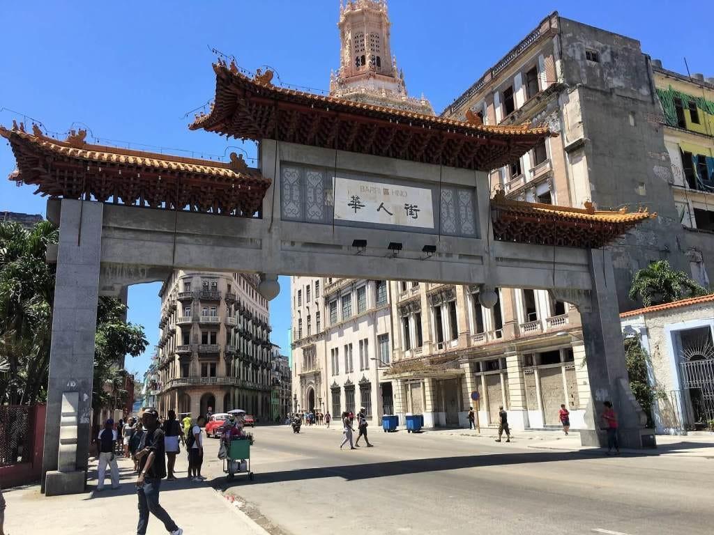 多数国人已经淡忘，上世纪七八十年代，古巴没收大量华人华侨资产，当年还依附苏联处处