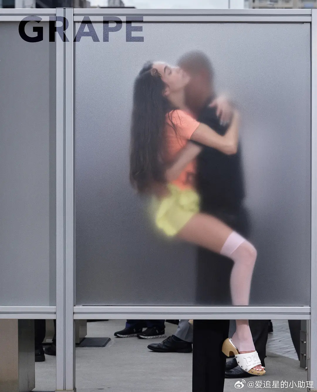 这真的是🥿广告？水原希子咖位也不低吧，怎么拍这？姿势越怪 出片越快