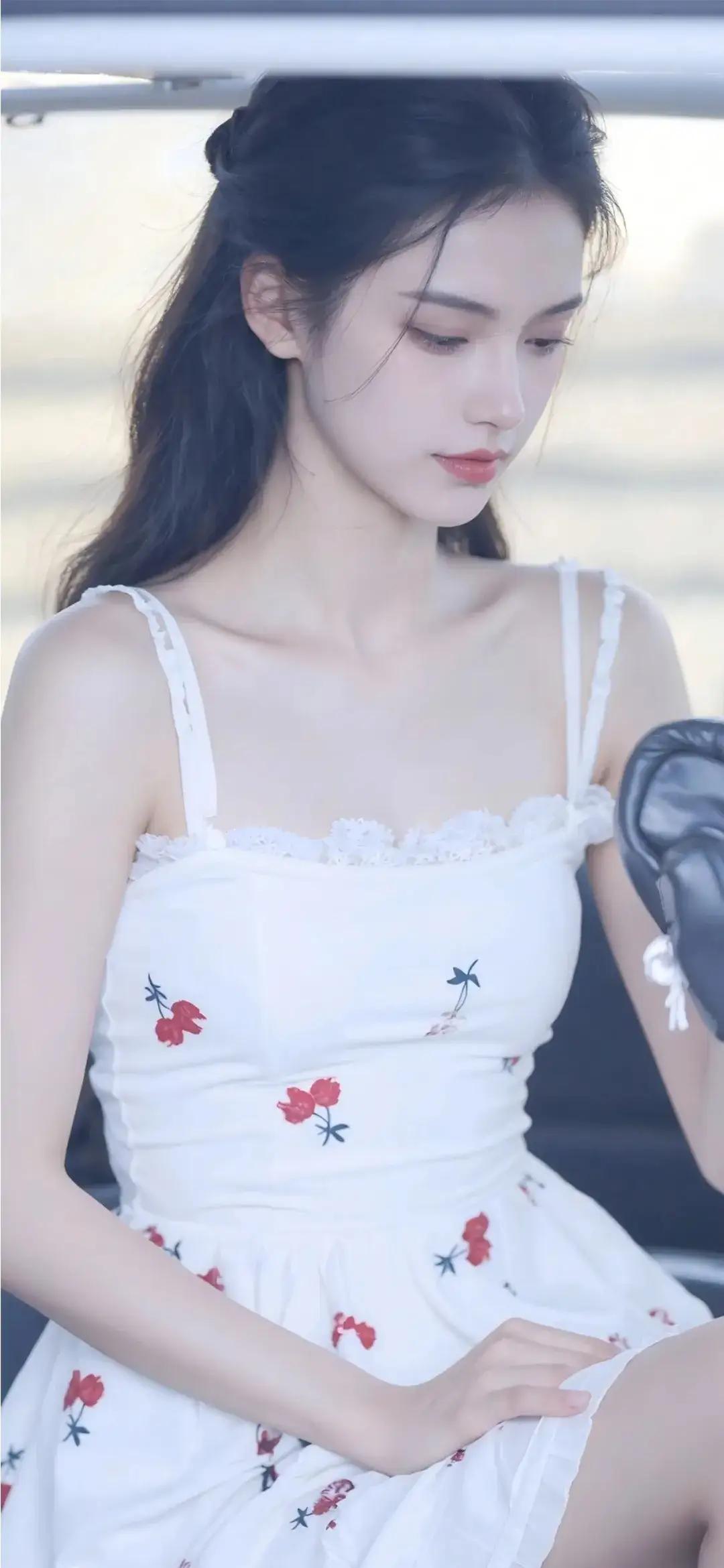 红妆美人倚，白衣花影长。