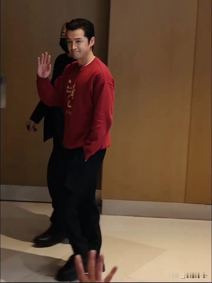 43岁胡歌出席线下活动，他的脸看着憔悴了挺多，估计是行程太多了，没有好好休息着！