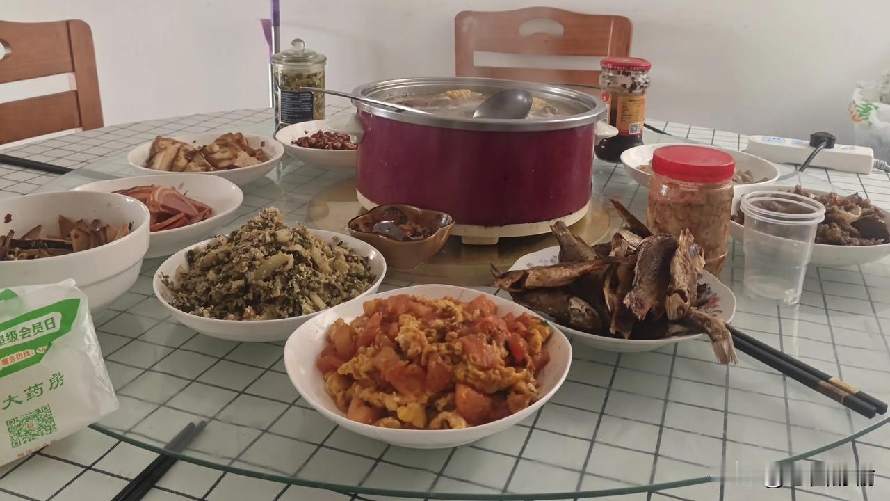 上联:家和万事兴福贵
下联:子孝千般好瑞祥
       (友友对下联)

  