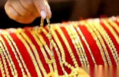 周生生的金价，一克1403块。
我揉了揉眼睛，以为自己看错了。
就一晚上，涨了3