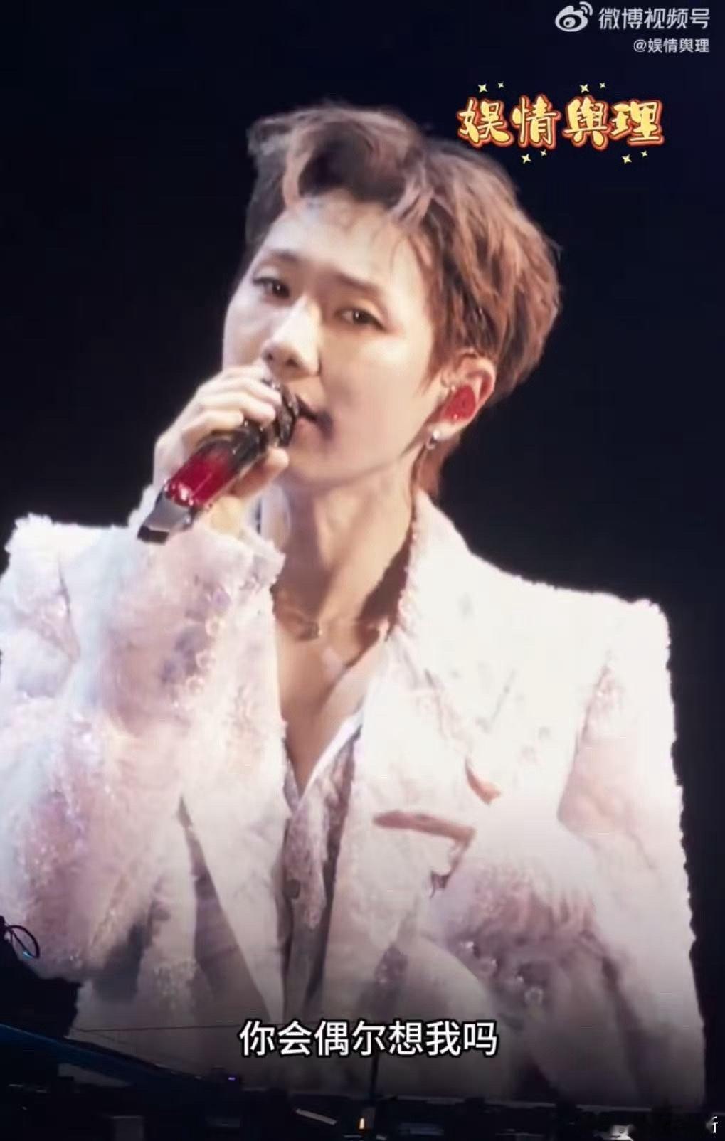 别给汪苏泷的嘴留档期 从“边跑边打招呼”的甜，到“光速捂衣服”的萌，再到“张口就