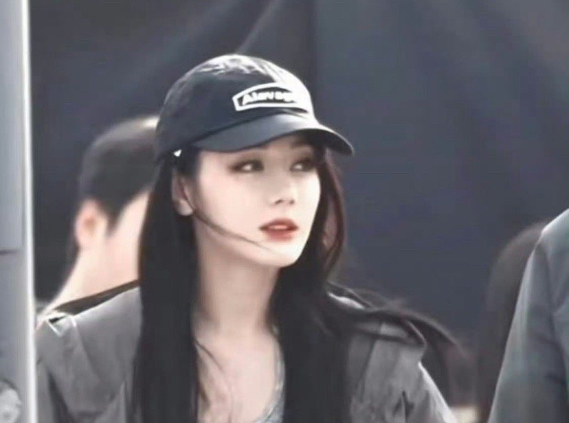 晃眼还以为火狼女穿越了！这路透照里迪丽热巴的气场简直梦回关小迪时期，那张可盐可甜