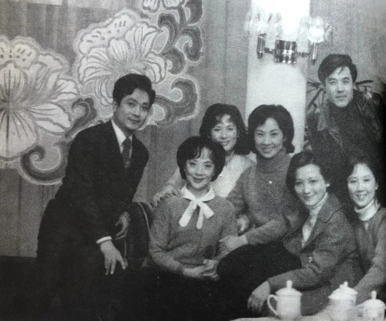 图一 1982年达式常 梁波罗 向梅 赵静等与丹凤老师合影
图二 1980年秦怡