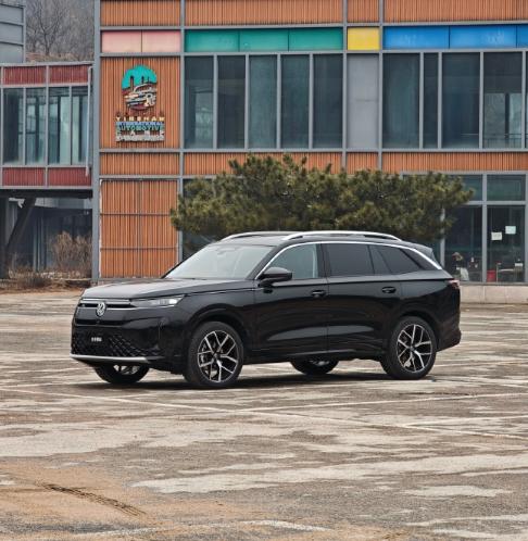 这款大众揽巡给我一种特别宽体的感觉，整个外观全部都是熏黑的，所以运动感以及时尚感