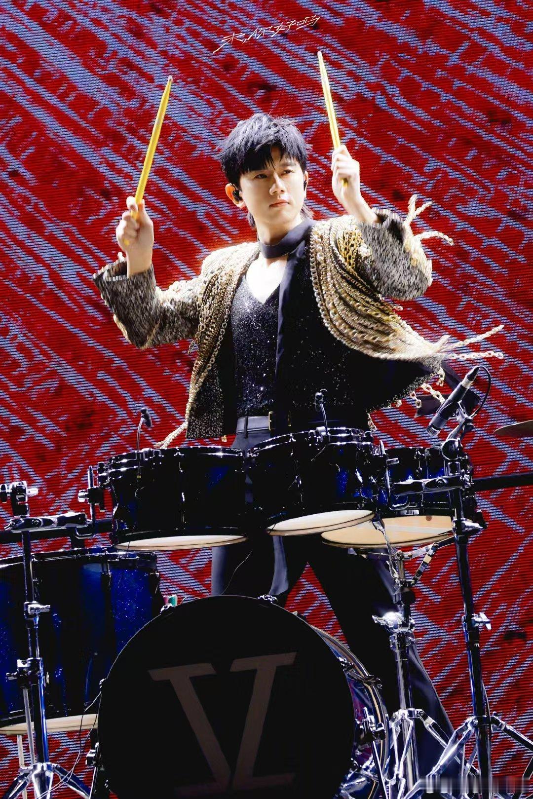 张杰张杰不再参加任何需要歌迷投票的活动张杰成都演唱会以后再也不用为了投票熬夜了，