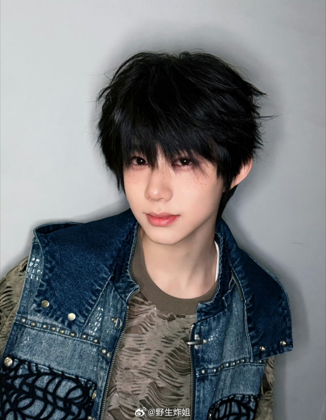 一起来看看陈奕恒的雀斑妆造，还弄了点小刘海遮挡，像一头向外探世界的小鹿仔一样，这