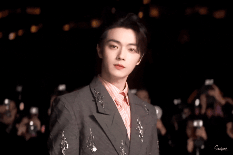 许凯Vogue 红毯定点，soso 来干饭的么，哈哈哈，有意思，很可爱也很帅[流