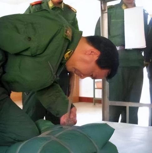 1975年，一位身残志坚的副团长，突然接到命令去军长办公室开会，副团长的神情很落