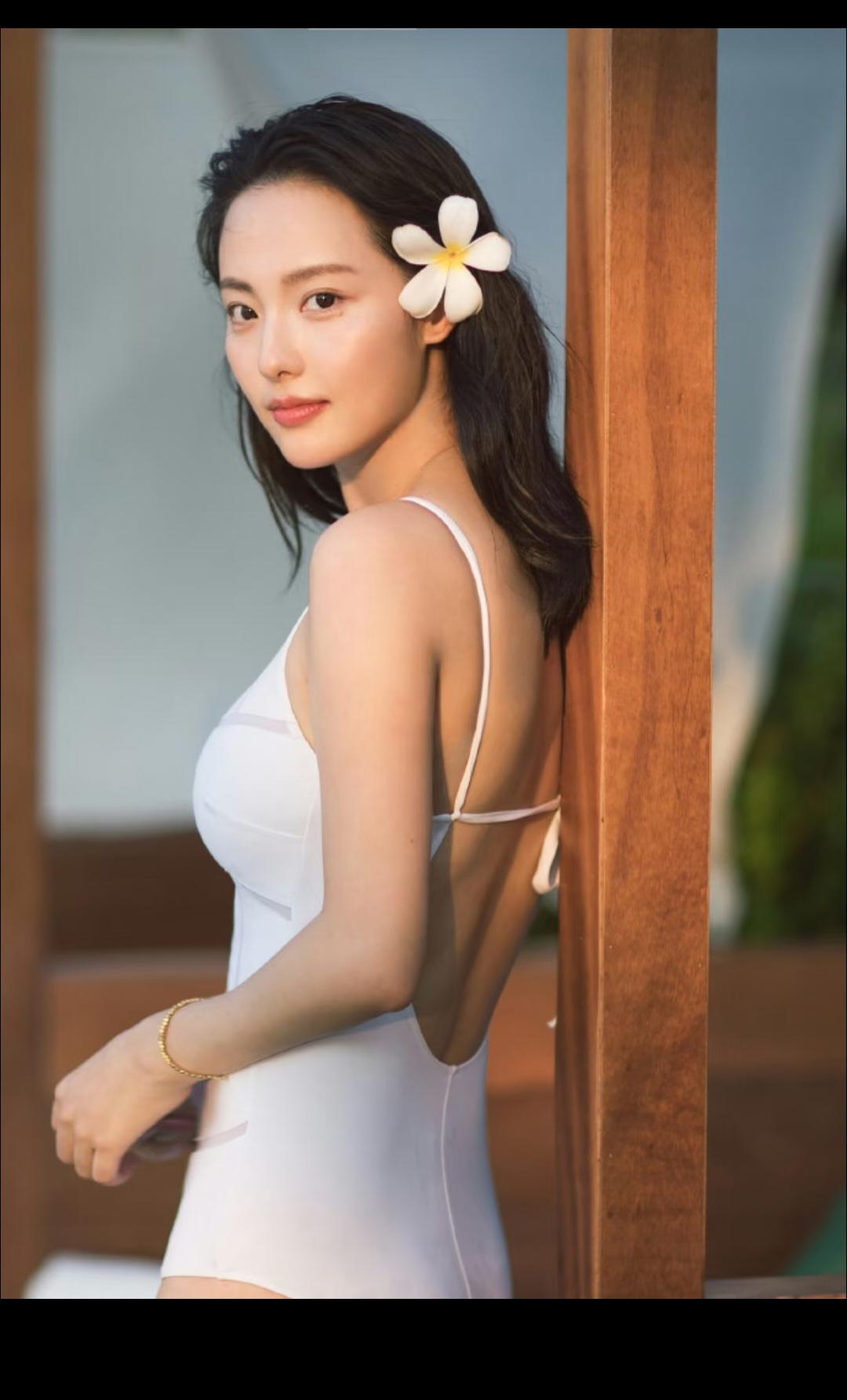 生了俩儿子连一场像样的婚礼还没办呢，俩人就分手了！
只能说遇到的男人太渣了，曾经