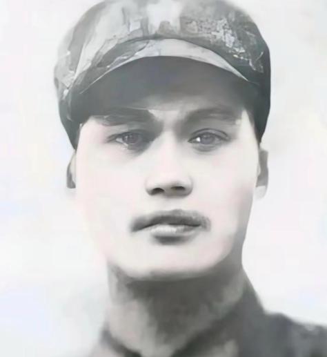 1979年，为了掩护战友突围，郑宏余和两名机枪手留下来阻击越军。激战中，两名战友