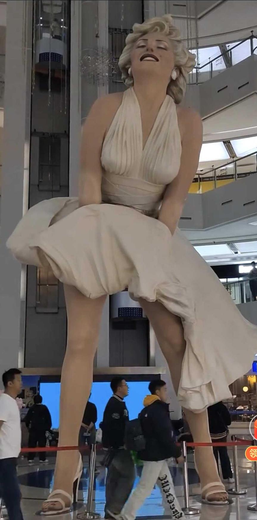 地标打卡点梦露雕像悄然被撤除，是捂被风卷起裙子不太雅观的原因吗？
    1月1