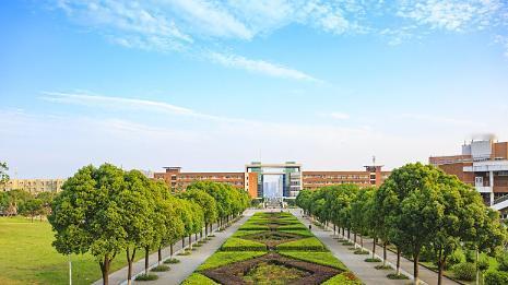 浙江传媒学院在杭州，是国家广播电视总局和浙江省政府共建的传媒类高校，圈内一直有“