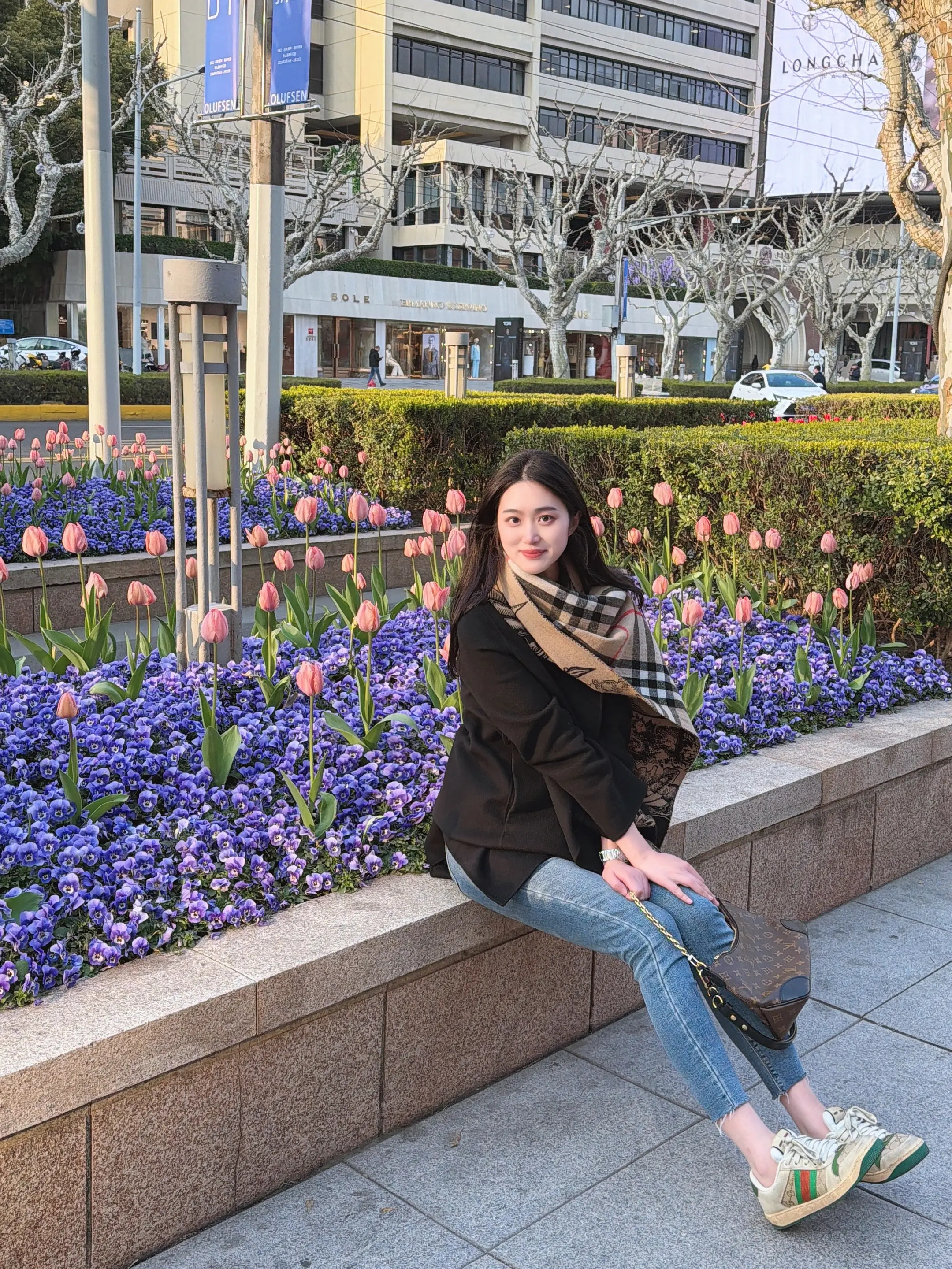 层次高的男人靠近你 只想为你付出、肯定你，护你周全；   层次低的男人...