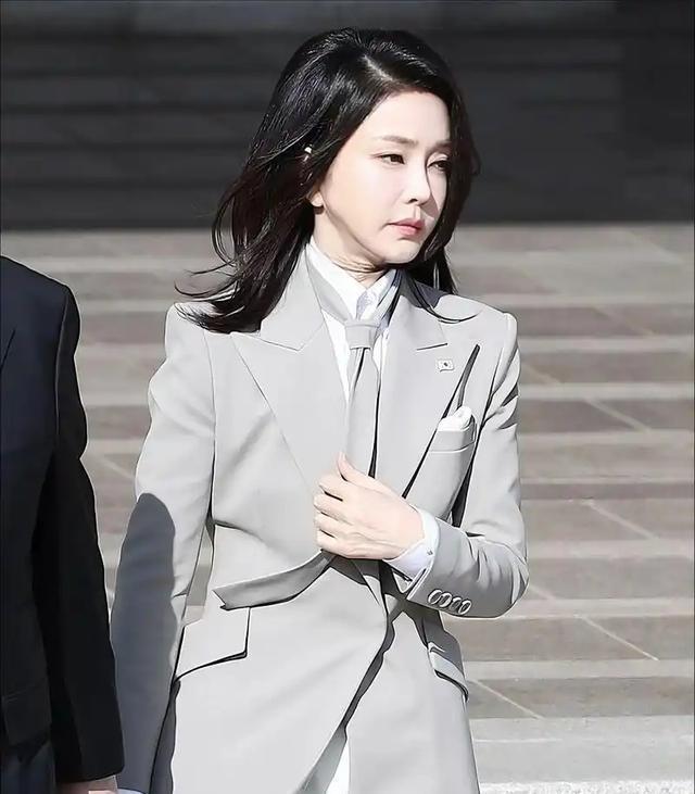 果然不出所料！李在明要整死尹锡悦的套路已凸显。先把尹的亲信死党和夫人给整残，检方