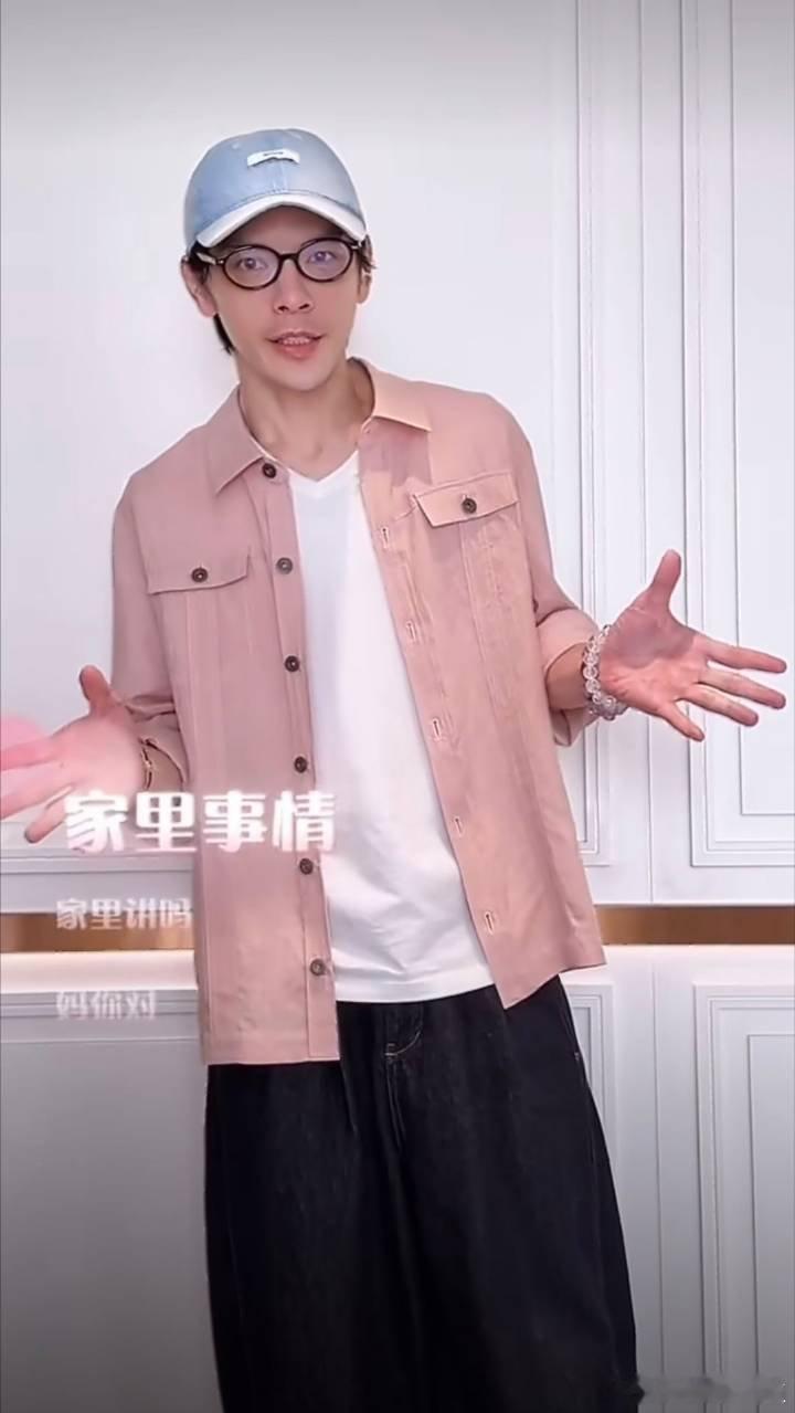 向佐高情商化解家庭争议面对家庭里的各类分歧，向佐选择包容与沟通，恰到好处给双方台