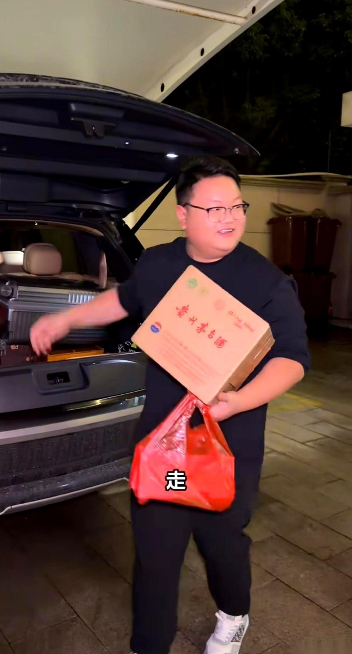 晋老五顶着一身的债务问题，把一整箱茅台和香烟送给了阿牛哥。
他本意是想劝对方跟张