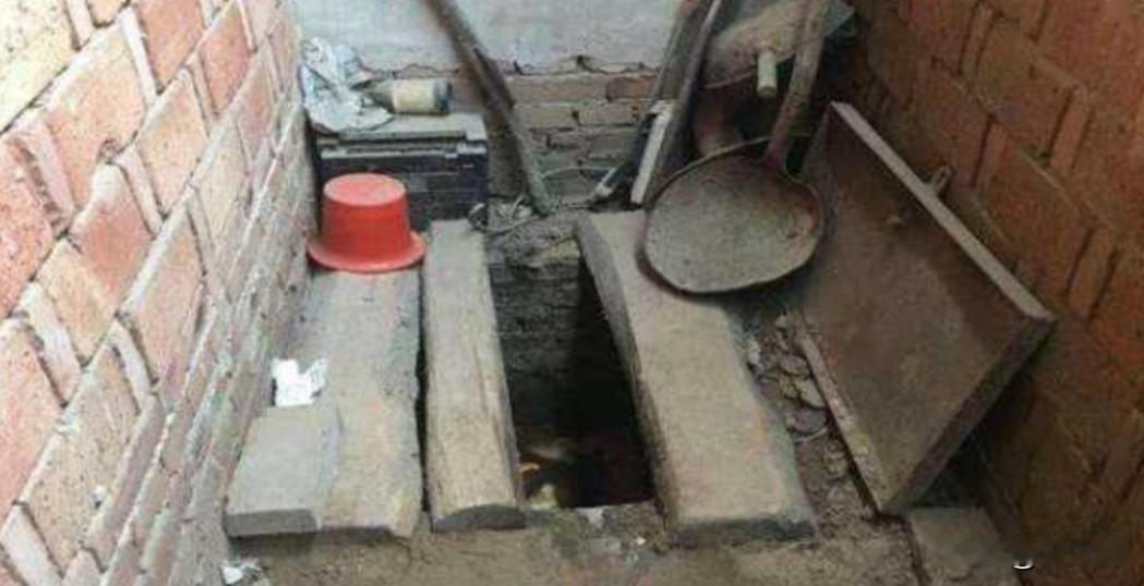 2023年11月，喝完酒回家的路上，男子突然内急，跑到一户村民家上厕所，然而妻子