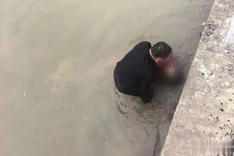 上海一女子与丈夫视频时发生争吵情绪失控，留下诀别的话突然断联！随后被发现漂浮在河中一动不动，民警狂奔
