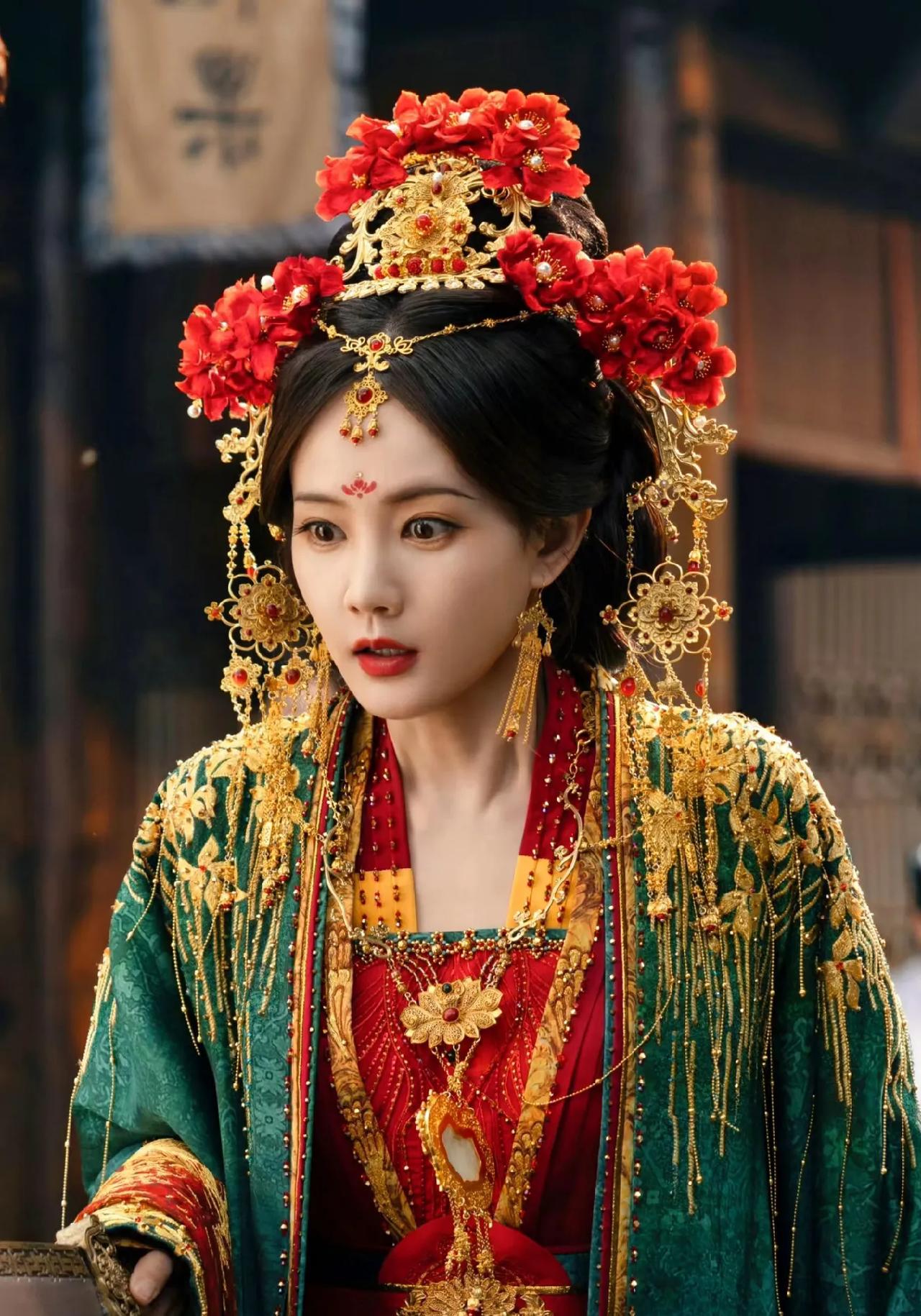 总有人好奇：李一桐演了那么多剧都没大爆，为啥路人缘还能一路“狂飙”？明明《狂飙》