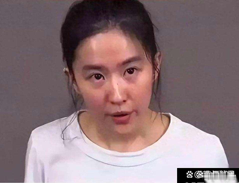 刘亦菲素颜出镜太惊喜！没有精致妆容加持，模样依旧亲和，和日常路人别无二致，网友直