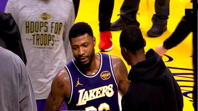 裁判哨子一响，湖人和球迷心都凉半截。

湖人本来领先2分还有球，结果发球踩线没吹