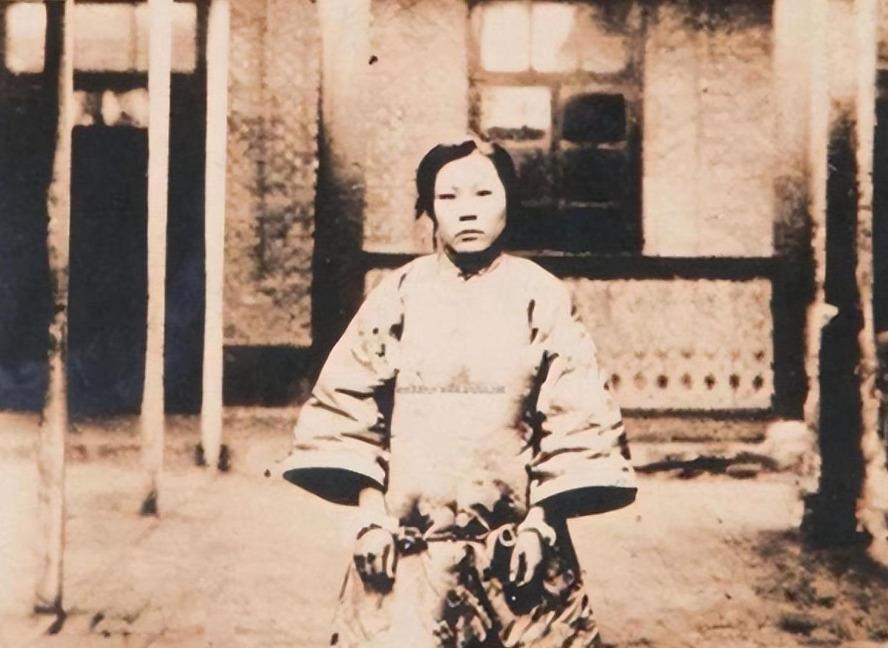话说1925年，青楼里的头牌张素贞正忙着接客，结果一个神秘客人掏出枪指着她脑门说