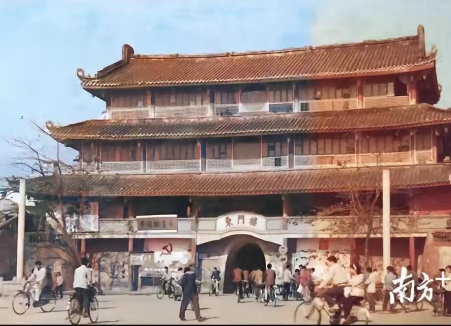 原汁原味的潮安县城《东门楼》
2003年拆除重建改名叫潮州市《广济楼》
