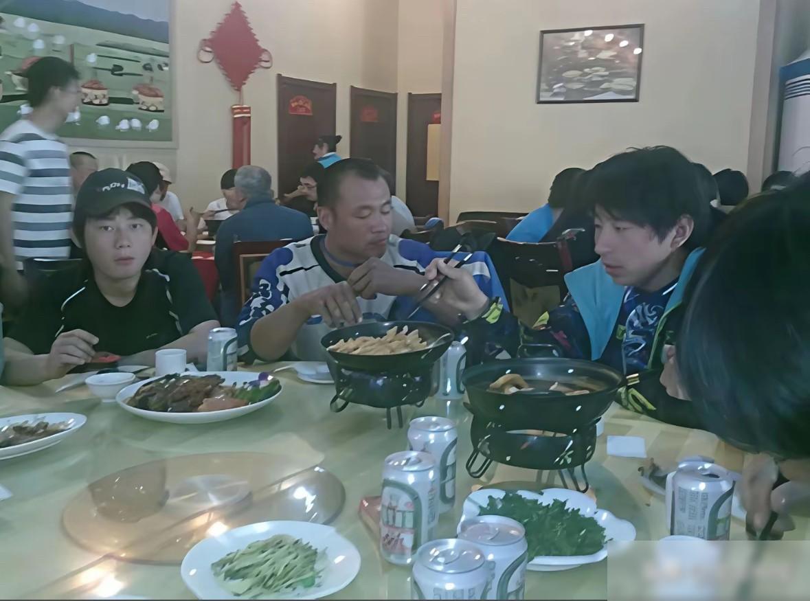 2011年，只有初中学历的张雪在浙江阿波罗摩托车制造有限公司，干的可不是“找个班