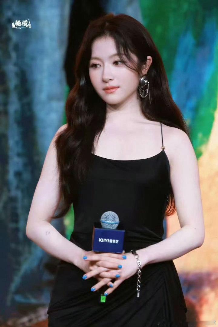 李兰迪喀什恋歌群访生图李兰迪群访生图 李兰迪这组生图确实能打。没有精修，没有特定