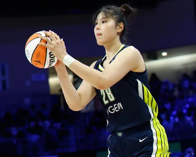 北京时间8月2日，WNBA常规赛达拉斯飞翼主场对阵印第安纳狂热，李月汝连续3场替
