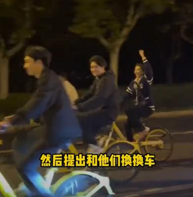 法拉利车主偶遇大学生夜骑，主动提出换车体验。
河南，一位法拉利车主在晚上遇到了一