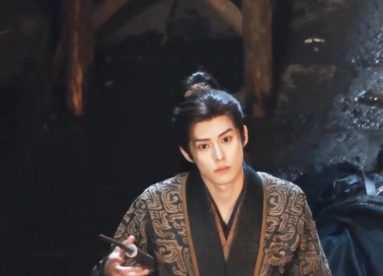 哈哈哈哈哈哈别看他可爱手里可有刀[捂嘴哭] 
王鹤棣 ​​​