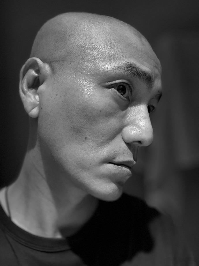 陈坤光头照坤哥剃光头第一反应是检查头圆不圆😂 这该死的偶像包袱也太可爱了吧 ​