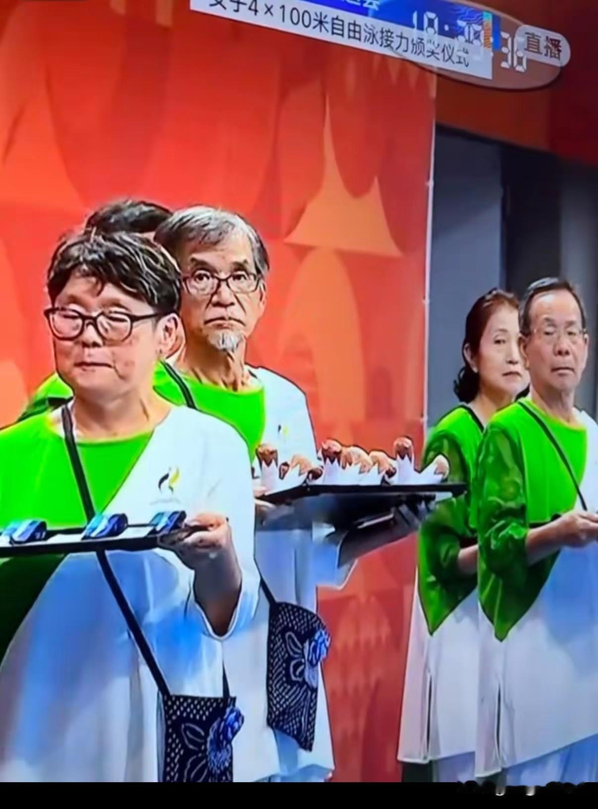 亚运会颁奖仪式，没有礼仪小姐，却来了礼仪爷爷，礼仪奶奶！

严重老龄化的社会，太