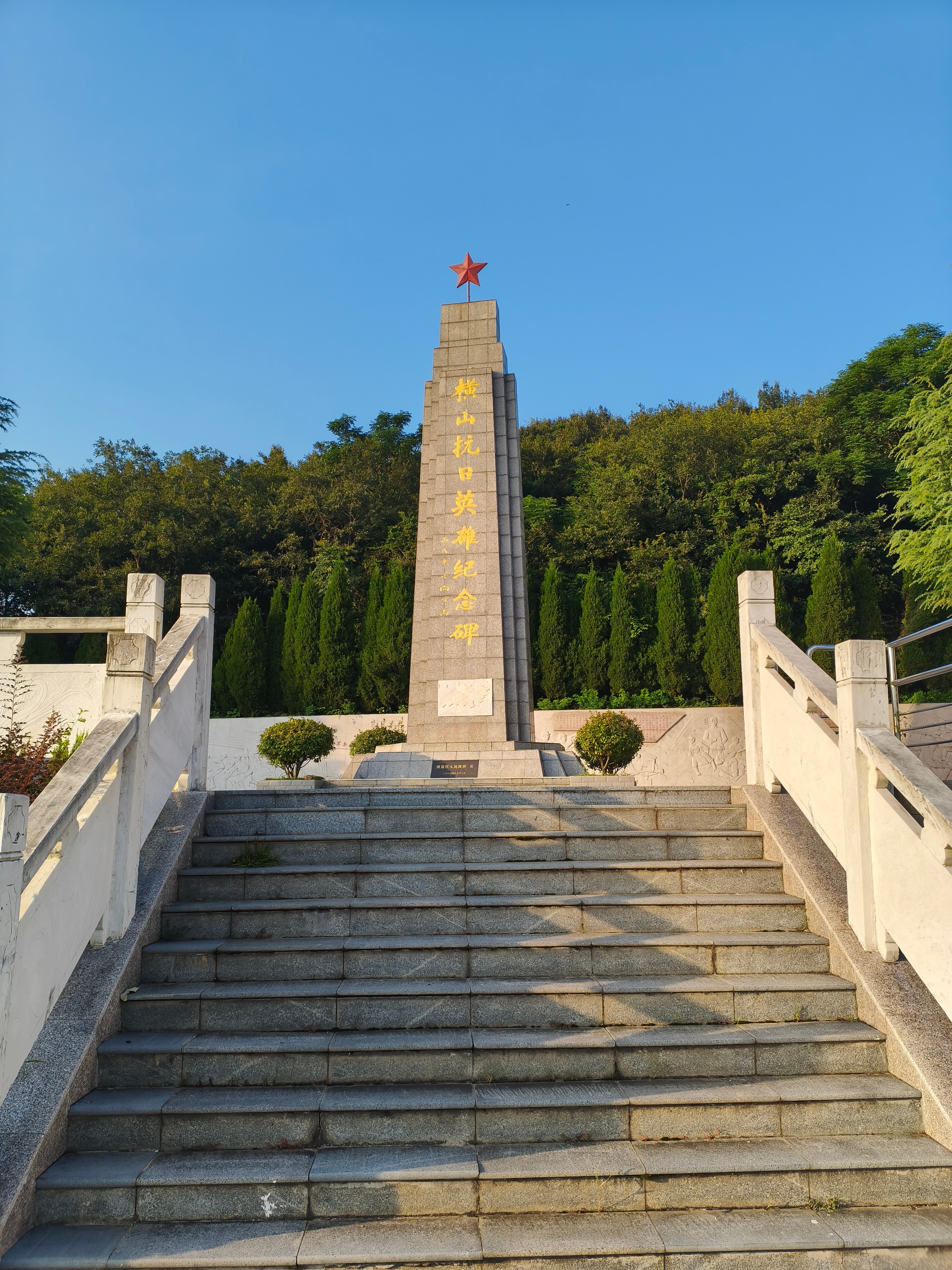 马鞍山横山景区，景点有澄心寺、石门、神仙洞、太阳宫、纪念塔，更有抗战初期新四军与
