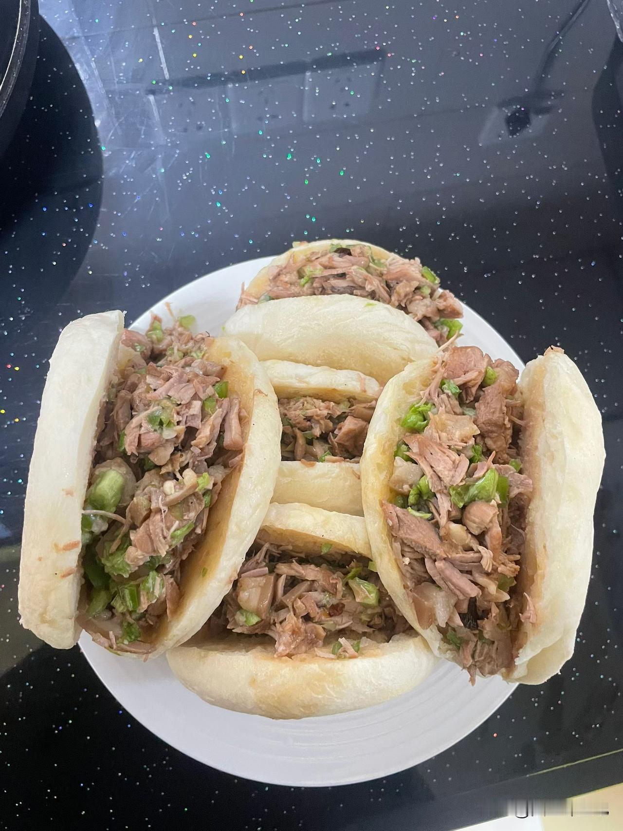 肉夹馍
自己动手做的肉夹馍。
馍虽不大，肉却不能少。
选上自己心仪的肉，多多地夹