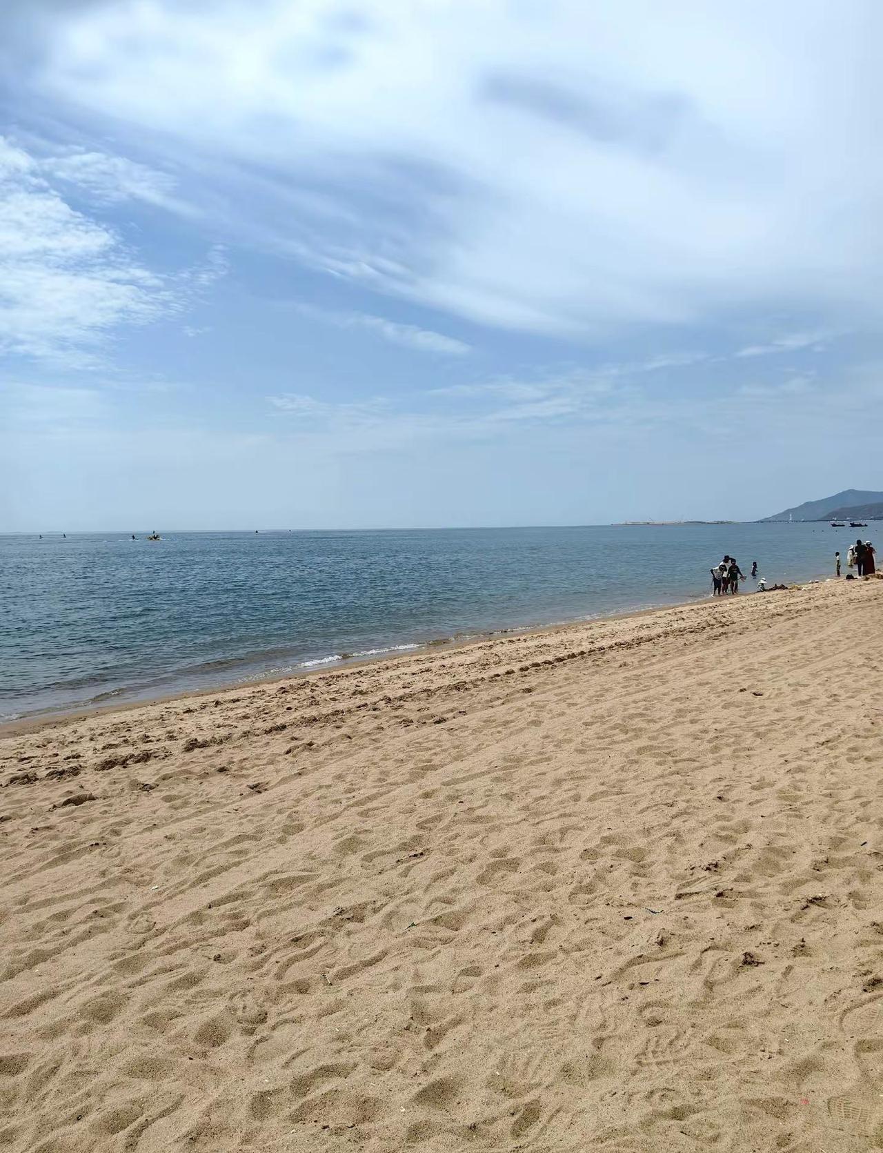 4月天 南方有灼热的阳光、大海沙滩和温润的海风，北方有白雪皑皑的江岸和凛冽刺骨的