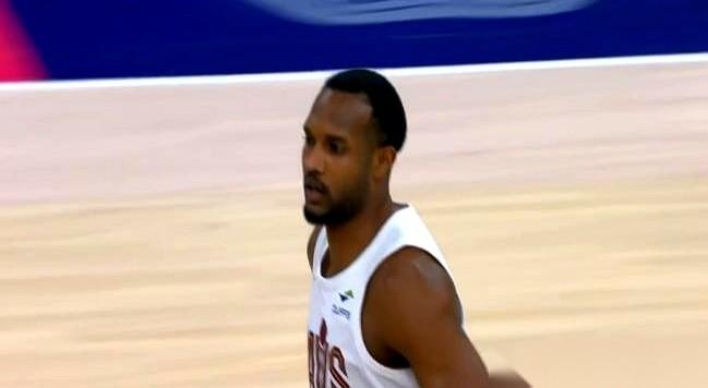 骑士赢了，还是142比126这种大胜，可莫布里看着数据表，手里的球衣不自觉地捏紧